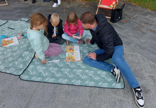 poslušanje pravljice 1 2e3e9df0-4278-4a7f-bff2-32d3aa0ff527